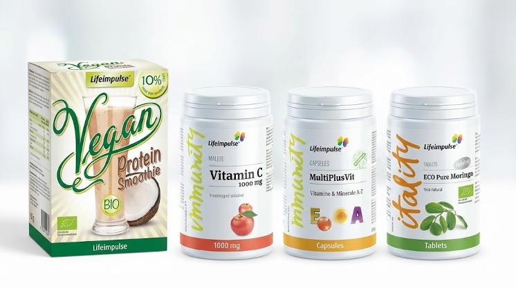 Imagine orizontală prezentând pachetul de îngrășare Life Care, compus din patru produse Life Impulse aliniate pe un fundal luminos: cutia de Vegan Protein Smoothie, flaconul de Vitamina C 1000 mg, flaconul de MultiPlusVit capsule și flaconul de ECO Pure Moringa tablete.